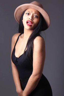 Genç Asyalı kadın memnun olduğunu