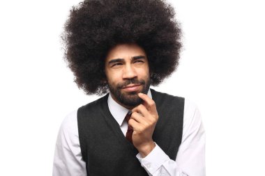 Beyaz arka plan önünde duygusal afro adam