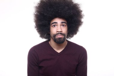 Afro-Amerikan adam beyaz arka plan üzerinde poz
