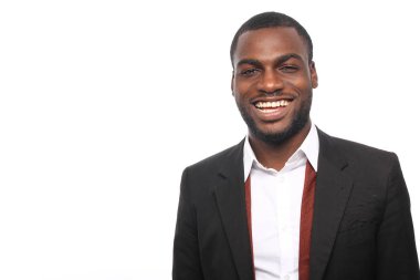 Siyah adam poz gülümseyen