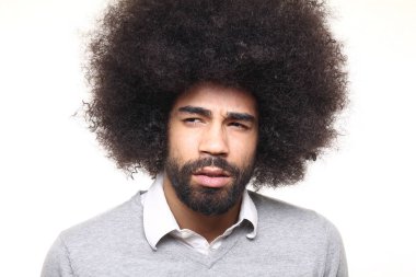 Siyah adam beyaz arka plan üzerinde poz düşünme