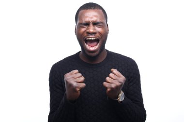 Siyah adam poz çığlık