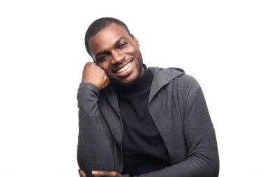 Siyah adam poz gülümseyen