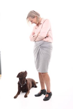 Blohde kadın ile köpek beyaz arka plan üzerinde poz