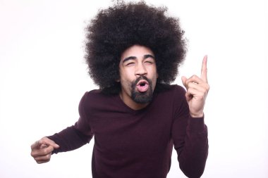 Afro-Amerikan adam beyaz arka plan üzerinde poz
