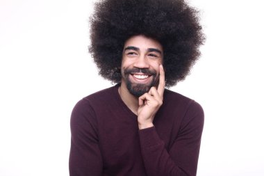 Afro-Amerikan adam beyaz arka plan üzerinde poz