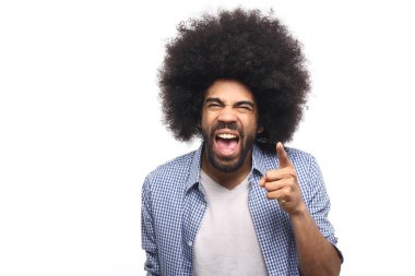 Duygusal siyah adam beyaz arka plan üzerinde poz