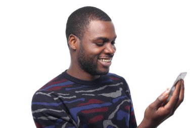 siyah adam cep telefonuyla