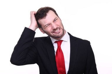 Beyaz genç adam hakkında bir şey düşünüyor