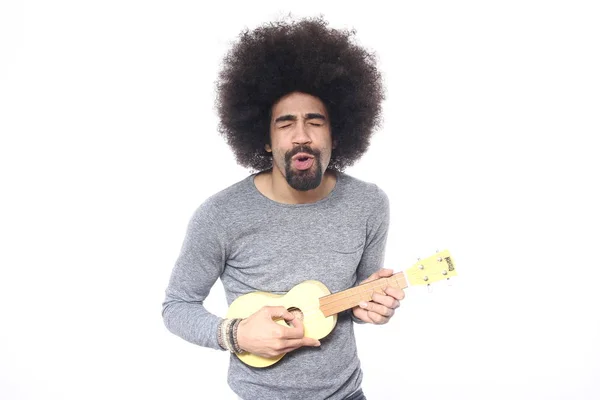 Чорний Чоловік Грає Маленькій Гітарі — стокове фото
