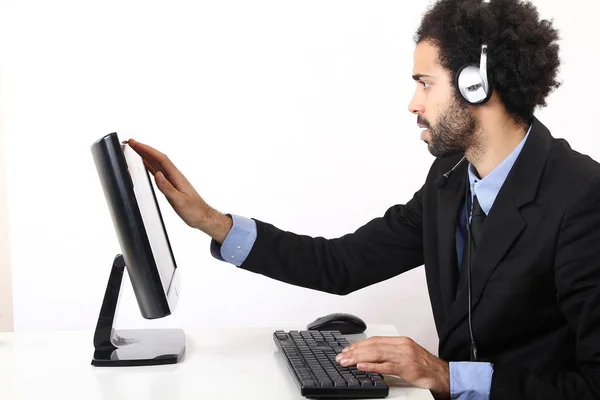 Bilgisayarda Çalışan Siyah Adamı — Stok fotoğraf