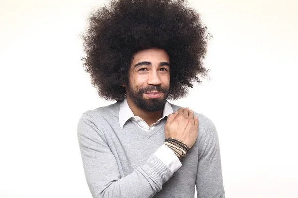 Känslomässiga Afro Man Framför Vit Bakgrund — Stockfoto