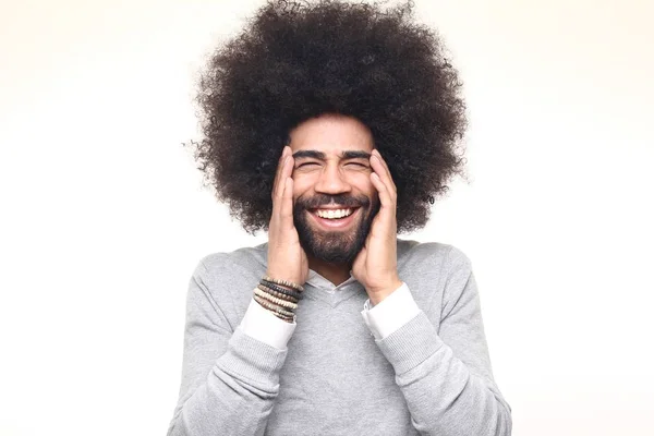 Afro Amerikai Ember Göndör Haja Pózol Fehér Háttér — Stock Fotó