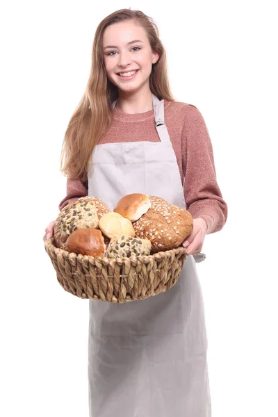 Gadis Cantik Kaukasia Memegang Keranjang Dengan Roti — Stok Foto