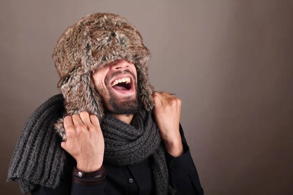 Kış Giysileri Içinde Poz Duygusal Siyah Adam — Stok fotoğraf