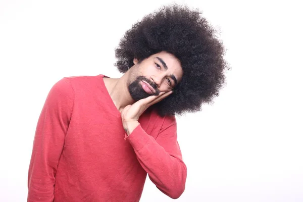 Černý Muž Kudrnatými Vlasy Drží Ruku Obličej — Stock fotografie