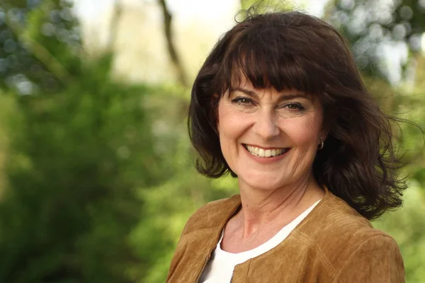 güzel bir kadın parkta poz