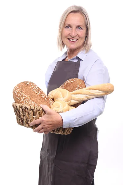 Kobieta Trzyma Kosz Różnych Chleb — Zdjęcie stockowe