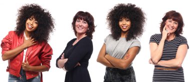 Güzel beyaz ve Afrikalı kadınların farklı duygularla