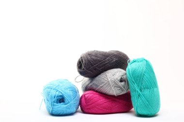 Beyaz arkaplanda dikiş ipliği