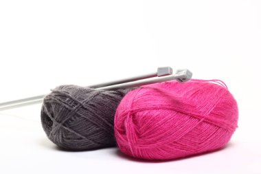 Beyaz arkaplanda dikiş ipliği