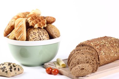 Farklı somunlar ile ahşap tahta ve kase üzerinde kesme somun 