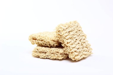 Beyaz arka plan üzerinde erişte yığını