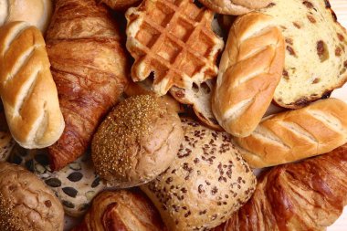 Ahşap arka plan üzerinde farklı somun seti