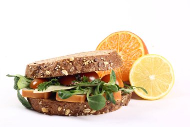 Beyaz arka plan üzerinde turuncu ve kireç ile sulu sandviç