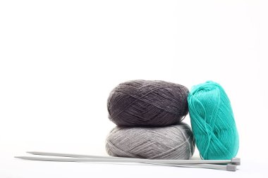 Beyaz arkaplanda dikiş ipliği