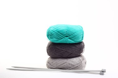 Beyaz arkaplanda dikiş ipliği