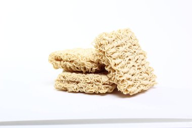 Beyaz arka plan üzerinde erişte yığını