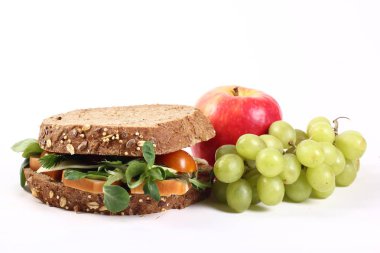 Beyaz arka planda elma ve üzüm ile sulu sandviç