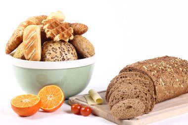 Farklı somunlar ile ahşap tahta ve kase üzerinde kesme somun  