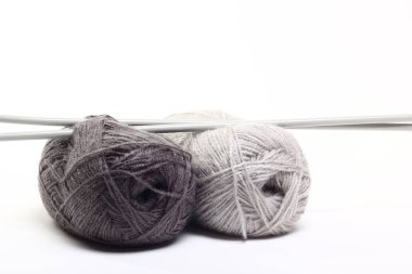 Beyaz arkaplanda dikiş ipliği