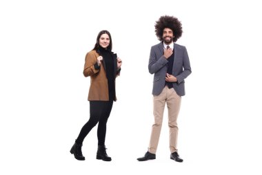 ırklararası çift beyaz arka plan üzerinde