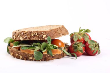 Beyaz arka planda çilek ile sulu sandviç