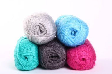 Beyaz arkaplanda dikiş ipliği