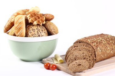 Farklı somunlar ile ahşap tahta ve kase üzerinde kesme somun