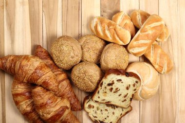 Ahşap arka plan üzerinde farklı somun seti