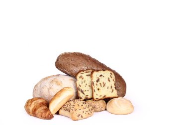 Beyaz arka planda izole edilmiş farklı taze ekmek 