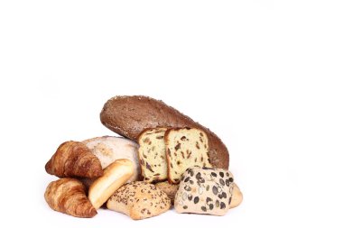 Beyaz arka planda izole edilmiş farklı taze ekmek 