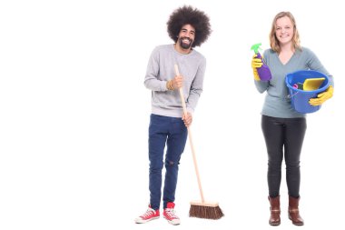 Temizlik işçileri beyaz arka planda poz