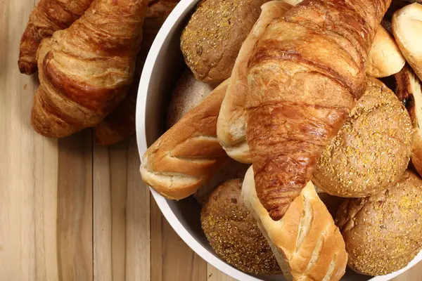 Ahşap arka plan üzerinde kase farklı somun seti