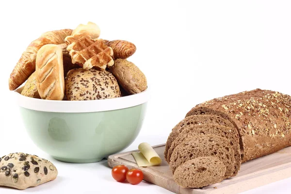 Farklı somunlar ile ahşap tahta ve kase üzerinde kesme somun 