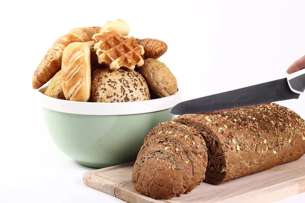 Farklı somunlar ile ahşap tahta ve kase üzerinde kesme somun 