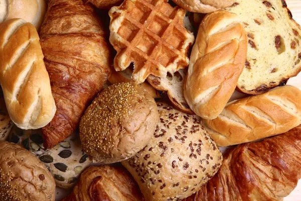 Ahşap arka plan üzerinde farklı somun seti