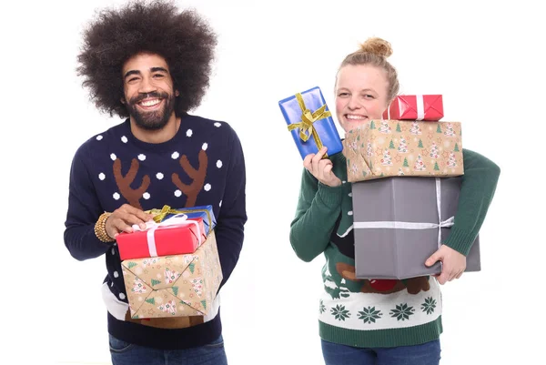 Mutlu afro-amerikan adam ve beyaz kadın noel zamanı