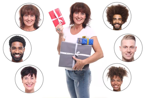 Erwachsene Frau Mit Geschenken Und Gemischtrassigen Menschen — Stockfoto