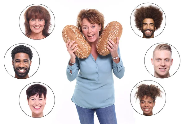 Erwachsene Frau Mit Brotlaiben Und Gemischtrassigen Menschen — Stockfoto